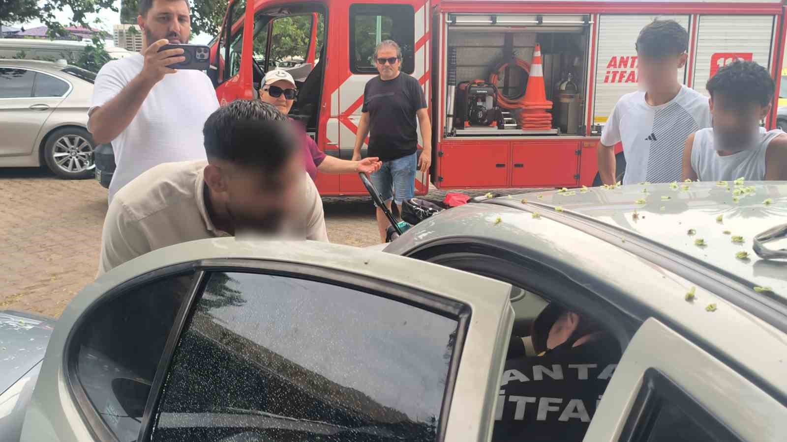 Antalya’da otomobilde kilitli kalan çocuğu itfaiye kurtardı 7 antalyada otomobilde kilitli kalan cocugu itfaiye kurtardi 3 aHQ94OIz