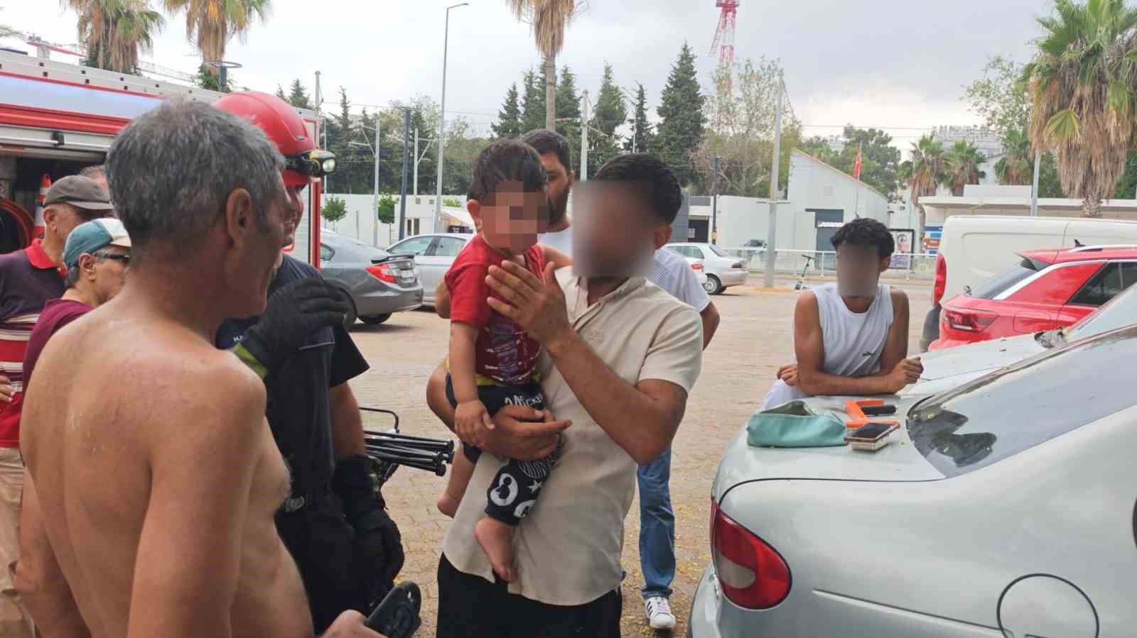 Antalya’da otomobilde kilitli kalan çocuğu itfaiye kurtardı 8 antalyada otomobilde kilitli kalan cocugu itfaiye kurtardi 4