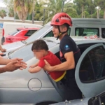 antalyada-otomobilde-kilitli-kalan-cocugu-itfaiye-kurtardi-dcEvKjqW.jpg