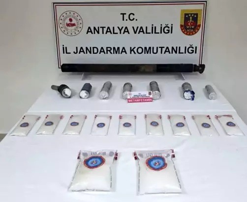 antalyada otomobilin saftina gizlenmis 17 kilogram metamfetamin ele gecirildi 1 VDYlh2CP