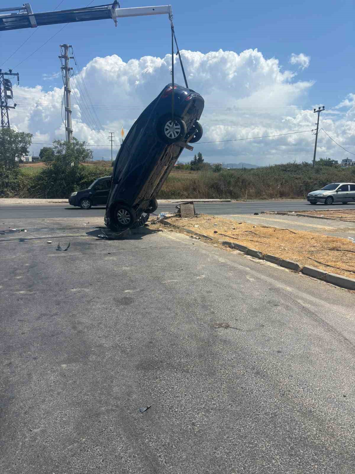 antalyada otomobilin tir surukleyip takla attirdigi anlar kamerada 3 yarali 0 h8His8FA