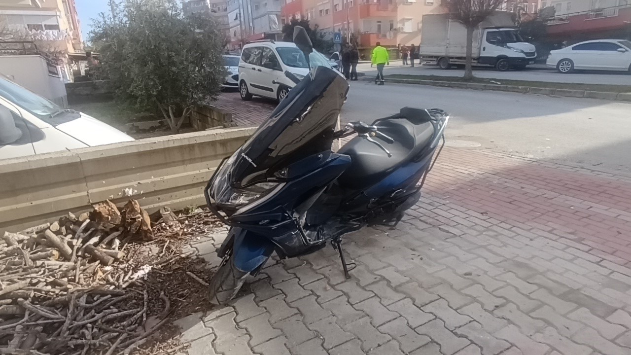 antalyada otomobille motosiklet carpisti 1 yarali 0 DqEEyNyj