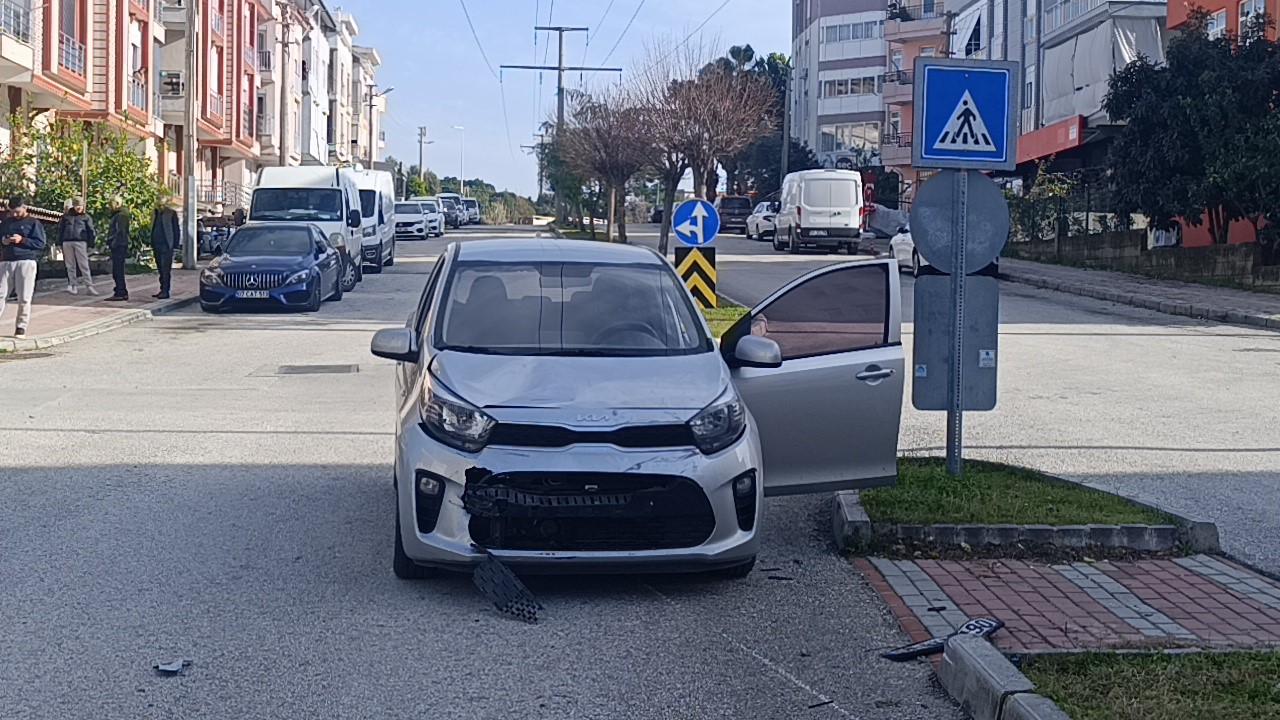 antalyada otomobille motosiklet carpisti 1 yarali 1 g6FLHVUV