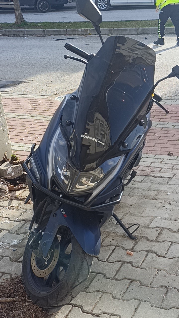 antalyada otomobille motosiklet carpisti 1 yarali 2 WKOFn45N