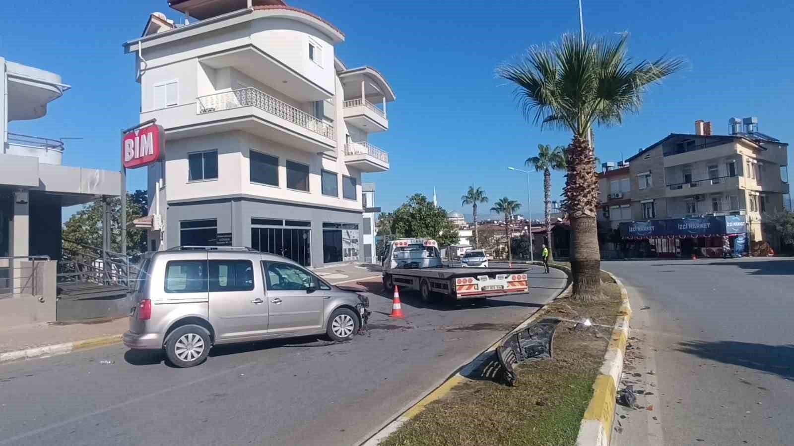 antalyada palmiye agacina carpan aracin surucusu yaralandi 1 E4sGQVlY