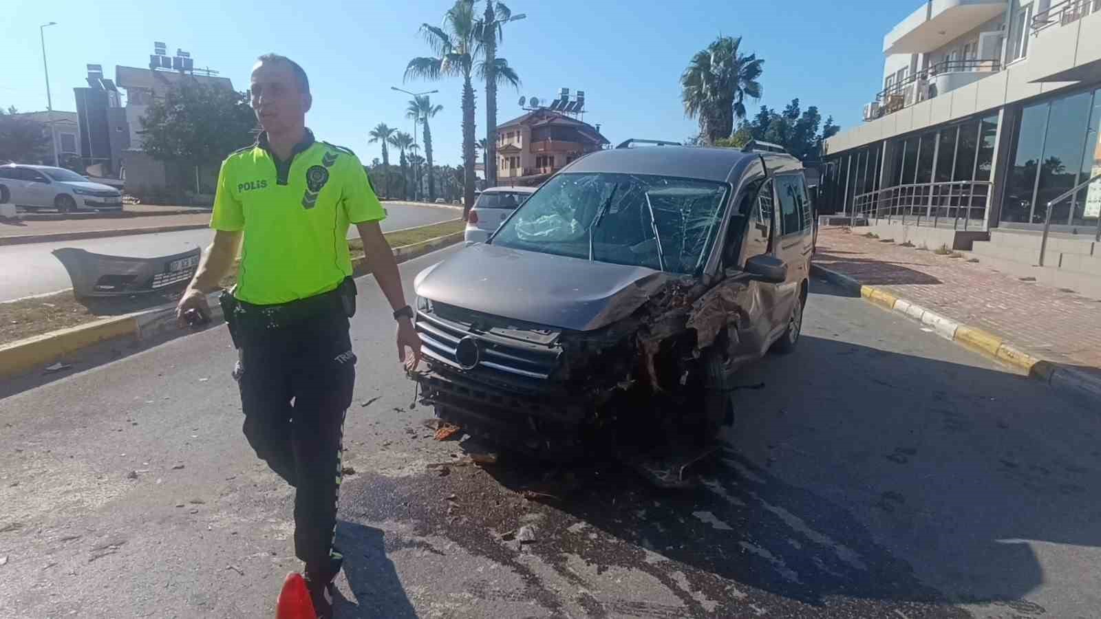 antalyada palmiye agacina carpan aracin surucusu yaralandi 2 UMb86tNS