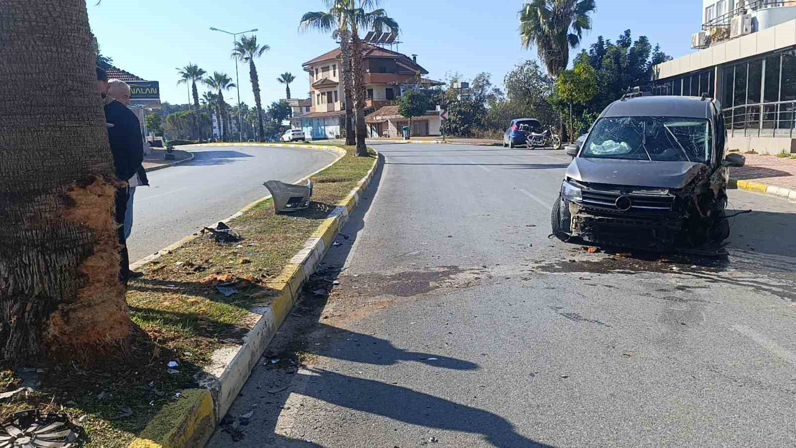 antalyada palmiye agacina carpan aracin surucusu yaralandi 4 Q9WB7bhp