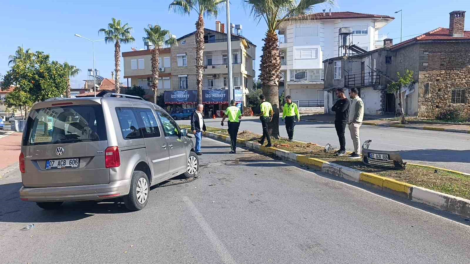 antalyada palmiye agacina carpan aracin surucusu yaralandi 5 K95hSbKE