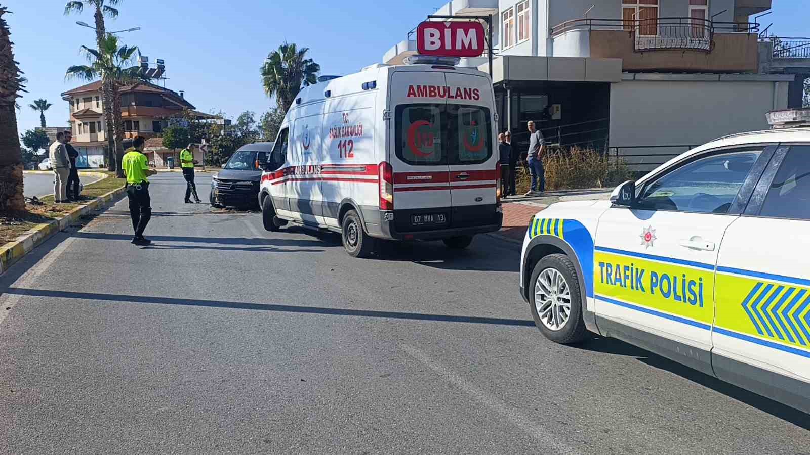 antalyada palmiye agacina carpan aracin surucusu yaralandi 7