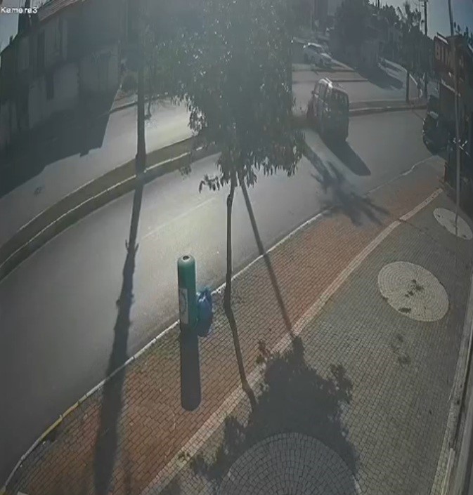 antalyada palmiye agacina carpan aracin surucusu yaralandi 8 C8NNvRDD