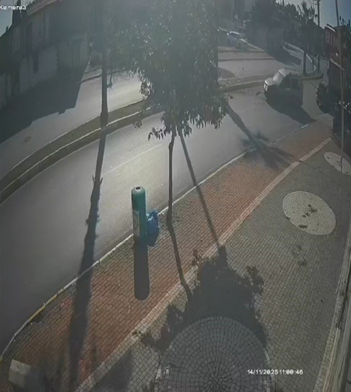 antalyada palmiye agacina carpan aracin surucusu yaralandi 9 4vsRVhYU