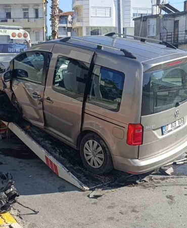 antalyada-palmiye-agacina-carpan-aracin-surucusu-yaralandi-i6pLVrFv.jpg