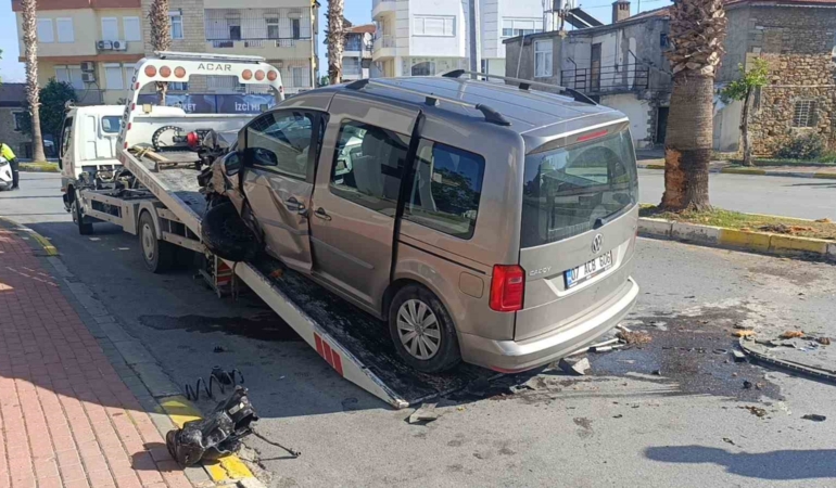 antalyada-palmiye-agacina-carpan-aracin-surucusu-yaralandi-i6pLVrFv.jpg