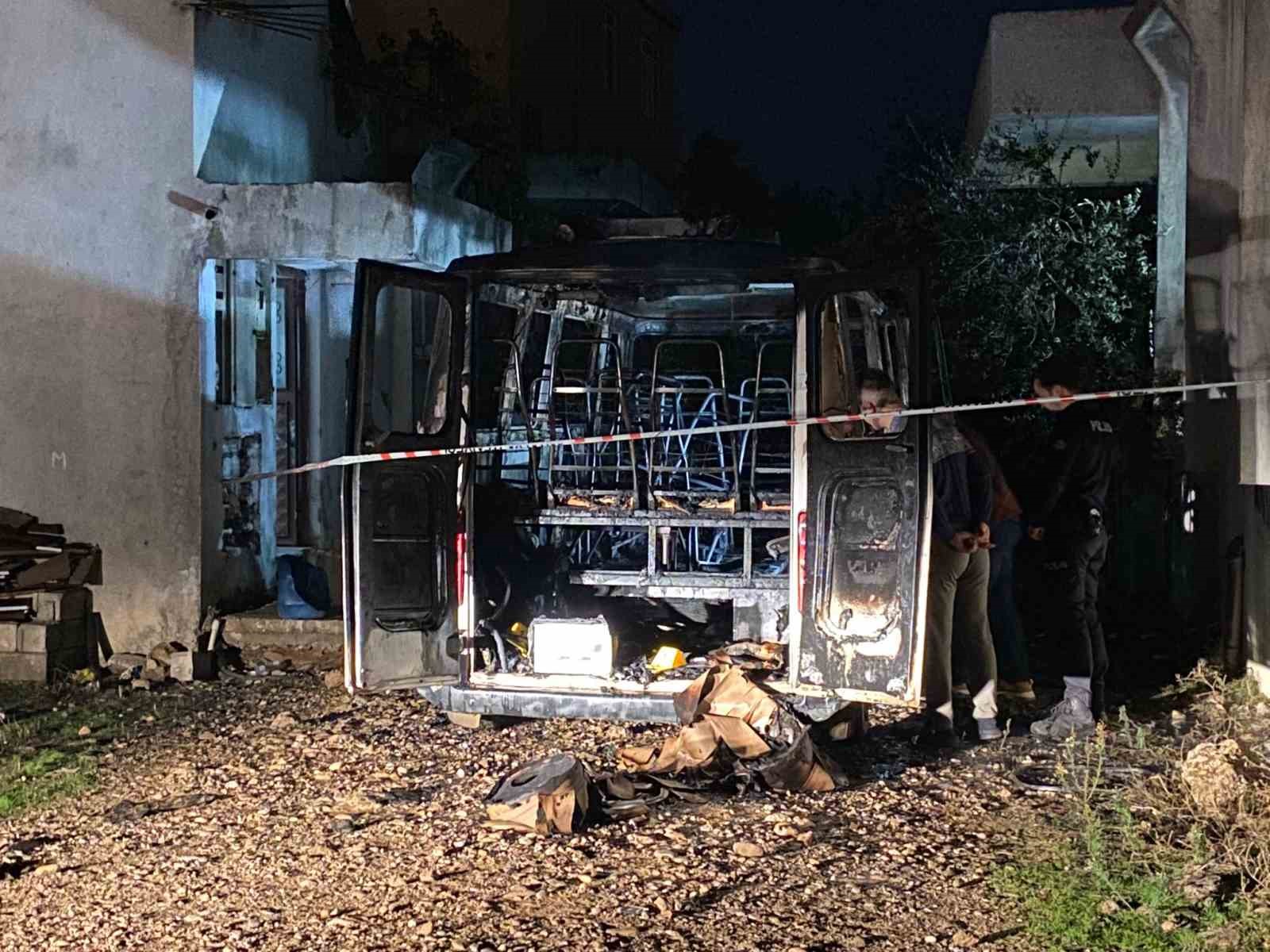 antalyada park halindeki minibus alev alev yandi 0