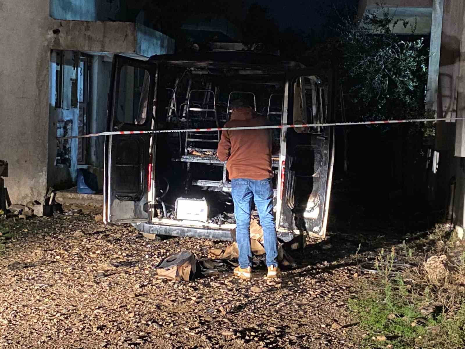 antalyada park halindeki minibus alev alev yandi 1