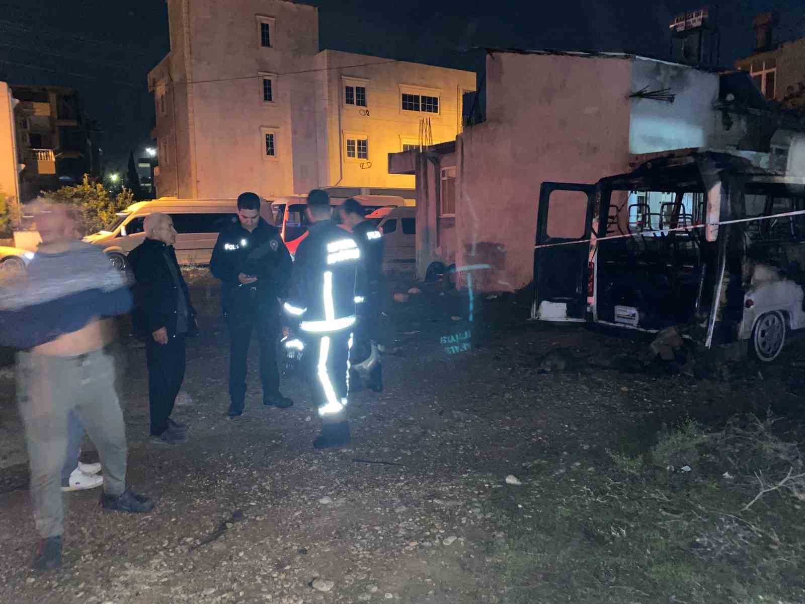 antalyada park halindeki minibus alev alev yandi 2 nBNFtjNb