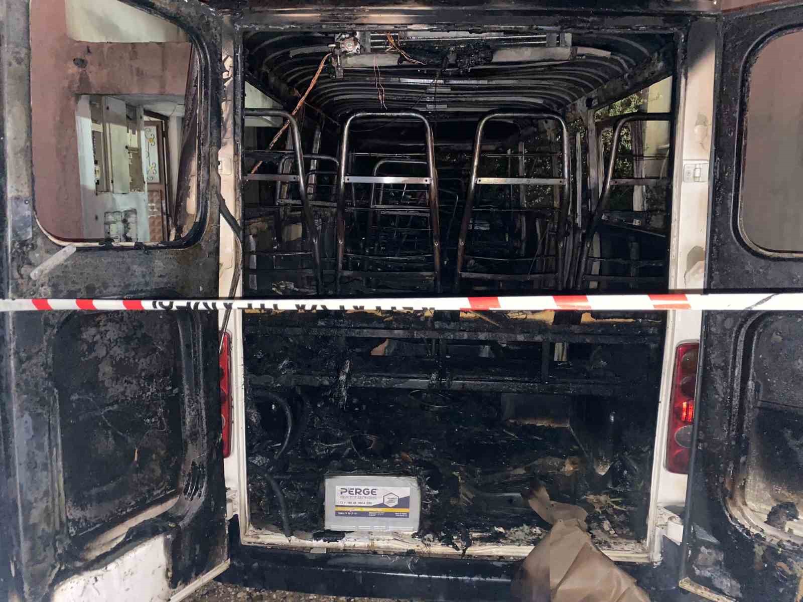 antalyada park halindeki minibus alev alev yandi 3 LIYEgpEt