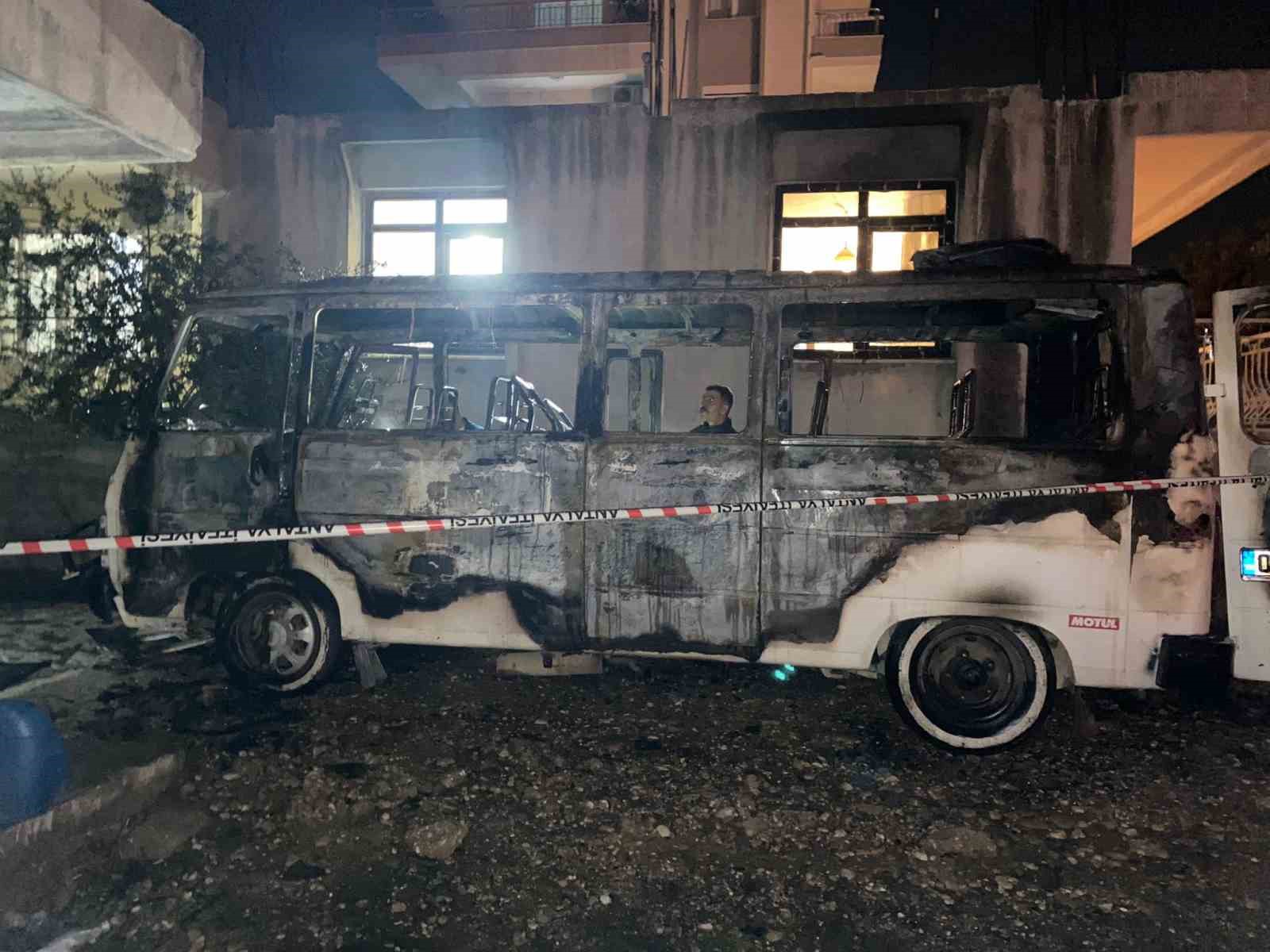 antalyada park halindeki minibus alev alev yandi 4 6CFdLPbO