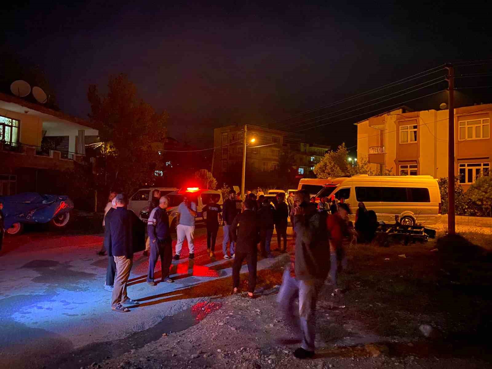 antalyada park halindeki minibus alev alev yandi 5 RlC4bBZu