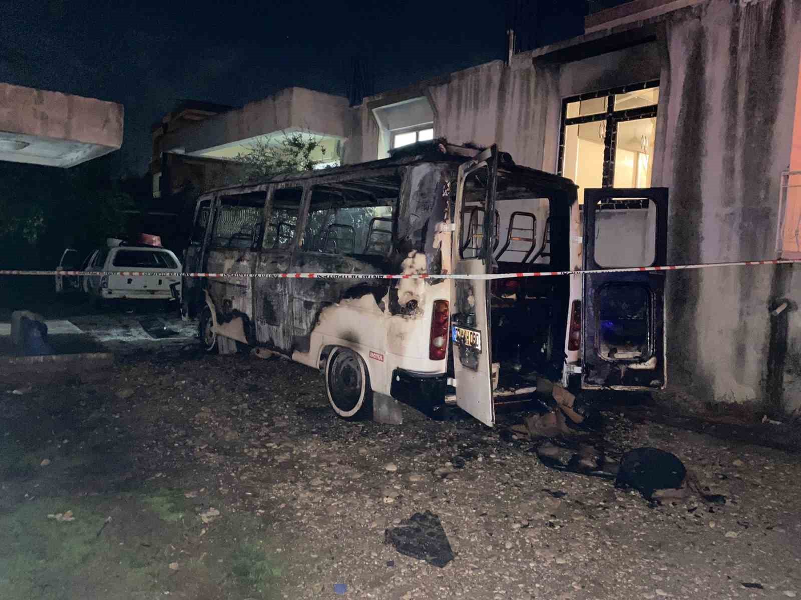 antalyada park halindeki minibus alev alev yandi 6 4fHJrFBm