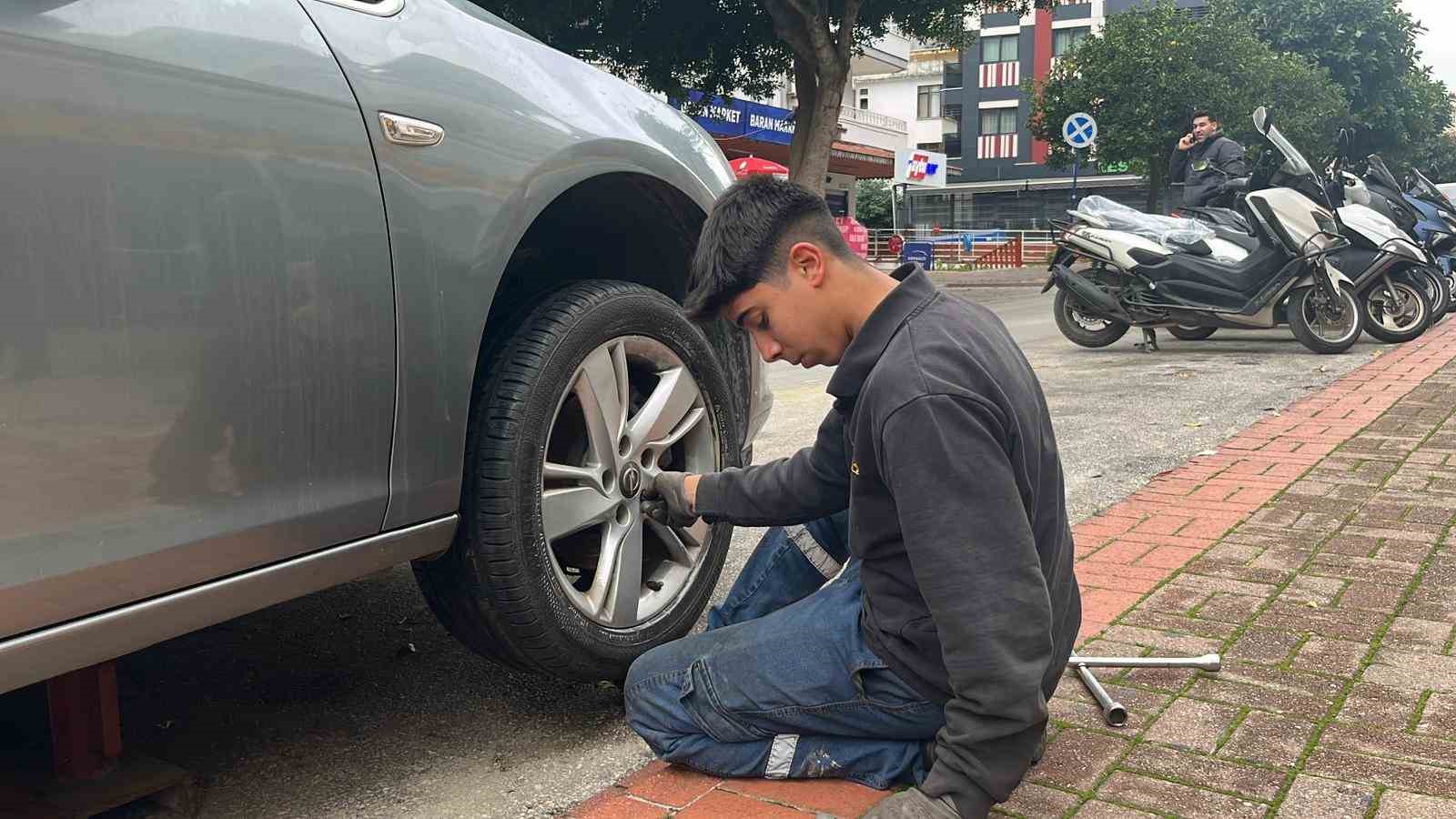 antalyada park halindeki yaklasik 20 aracin lastikleri kesildi 1 1smrUsEc