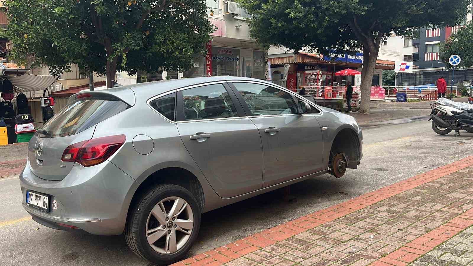 antalyada park halindeki yaklasik 20 aracin lastikleri kesildi 2 N9hra4Xi