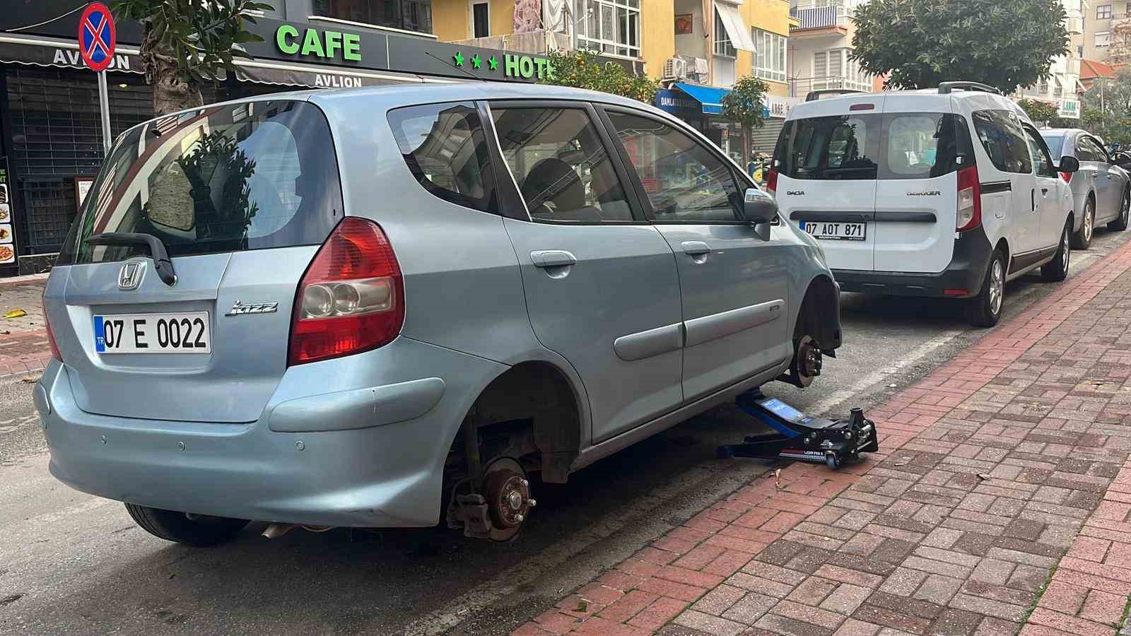 antalyada park halindeki yaklasik 20 aracin lastikleri kesildi 6 IfiablQt
