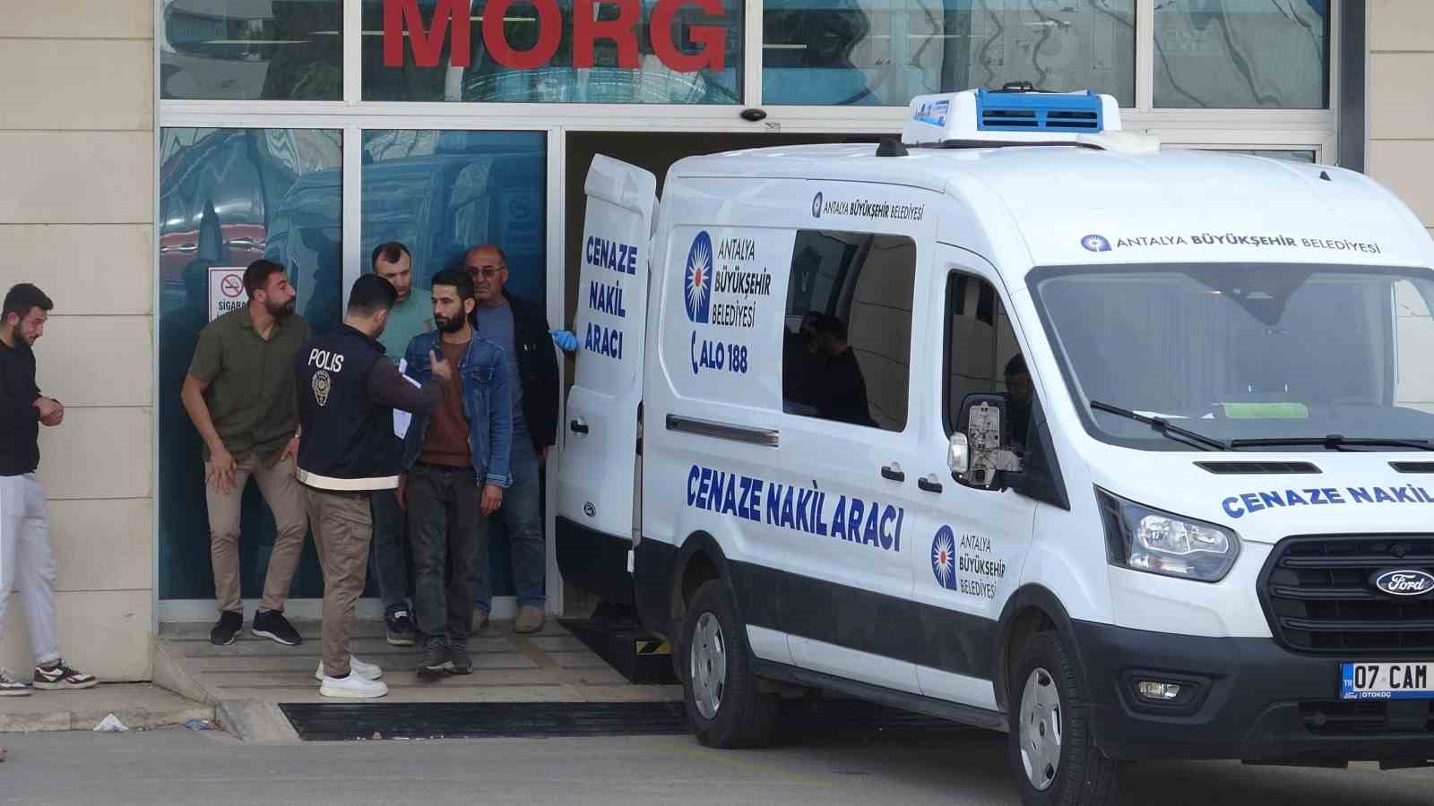 antalyada polis memuru babanin silahindan cikan kursunlarla can veren esi ve 2 kizinin cenazesi 9L5zp1cv