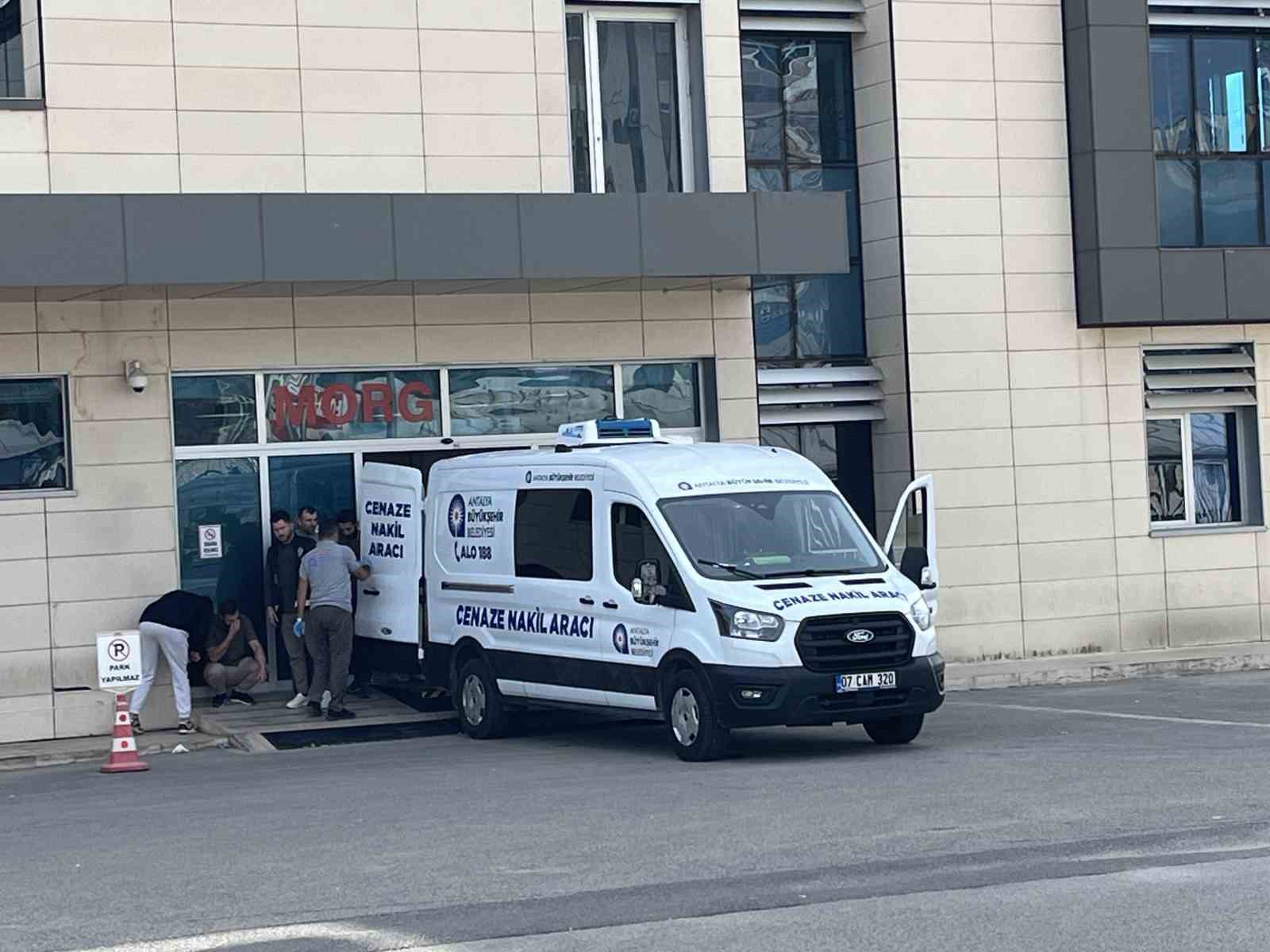 antalyada polis memuru babanin silahindan cikan kursunlarla can veren esi ve 2 kizinin cenazesi CRav4OEm