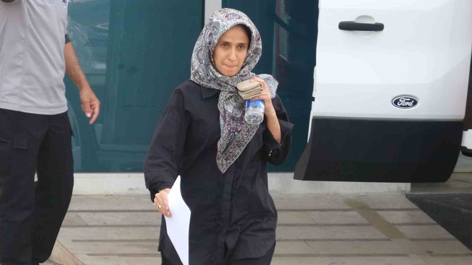 antalyada polis memuru babanin silahindan cikan kursunlarla can veren esi ve 2 kizinin cenazesi iJ3uy2Af