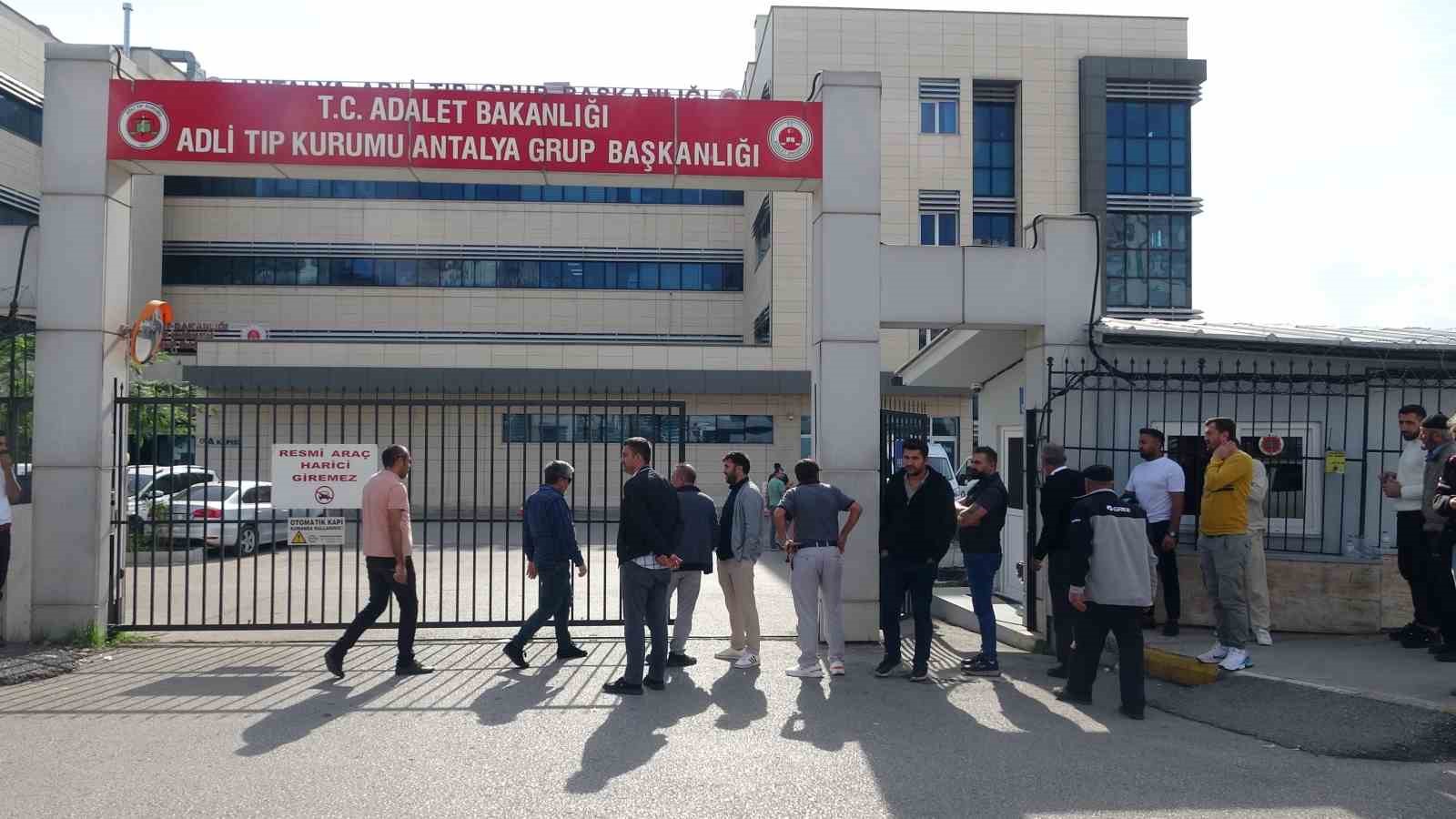 antalyada polis memuru babanin silahindan cikan kursunlarla can veren esi ve 2 kizinin cenazesi qmUP5EaN