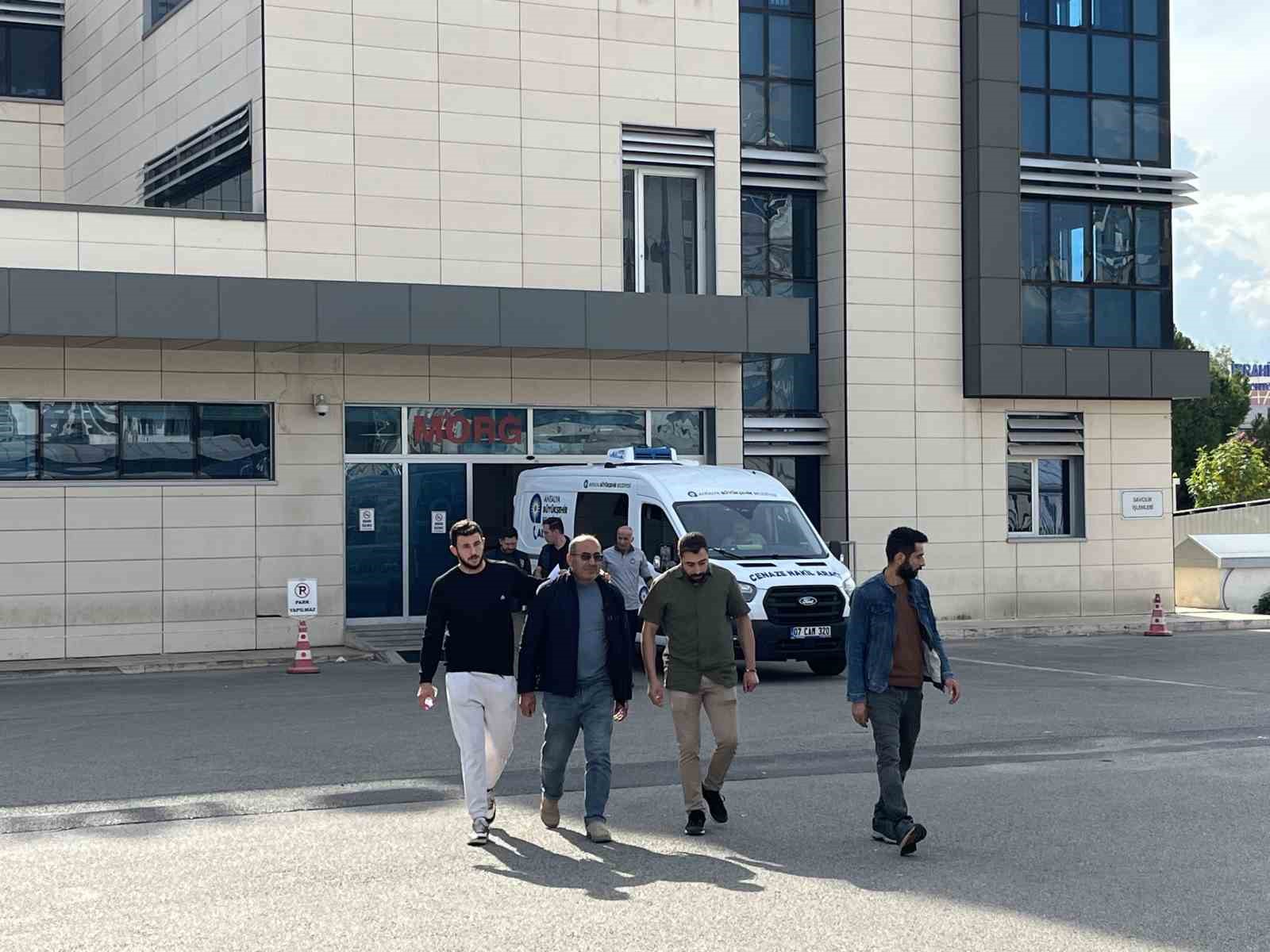 antalyada polis memuru babanin silahindan cikan kursunlarla can veren esi ve 2 kizinin cenazesi tFIqDjSB