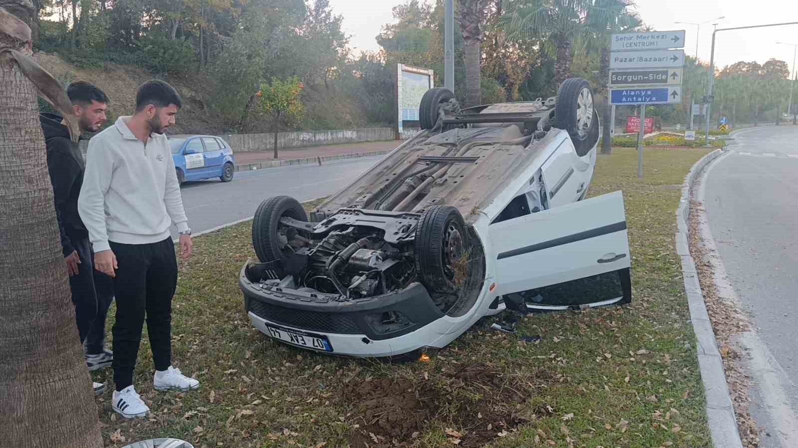 Antalya’da refüje çarpıp ters dönen araçtan ayakta çıktı 4 antalyada refuje carpip ters donen aractan ayakta cikti 0 NpCrfaeu