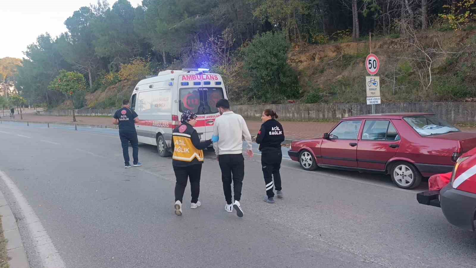 Antalya’da refüje çarpıp ters dönen araçtan ayakta çıktı 5 antalyada refuje carpip ters donen aractan ayakta cikti 1