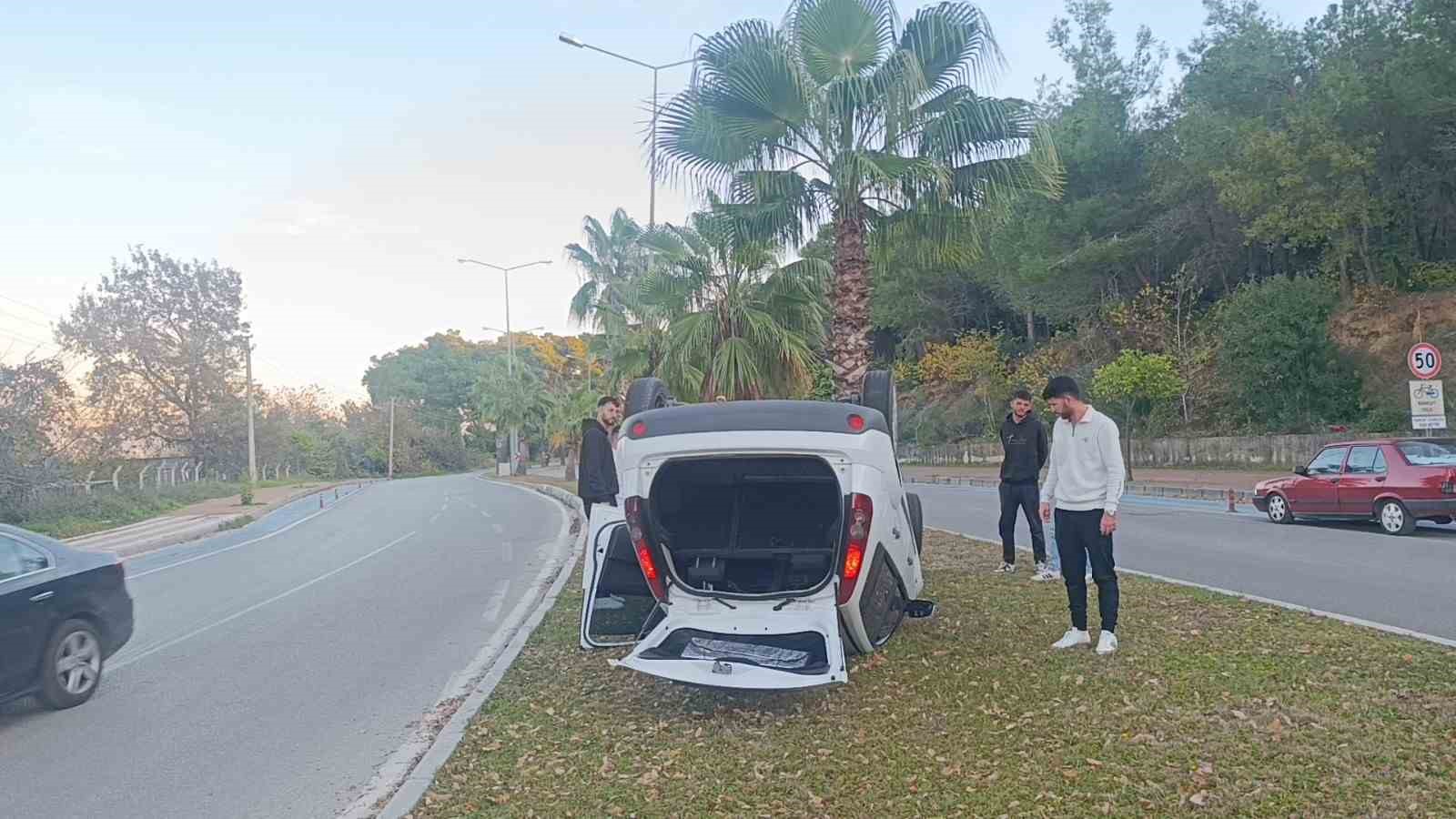 Antalya’da refüje çarpıp ters dönen araçtan ayakta çıktı 6 antalyada refuje carpip ters donen aractan ayakta cikti 2 4z7Mgdzp