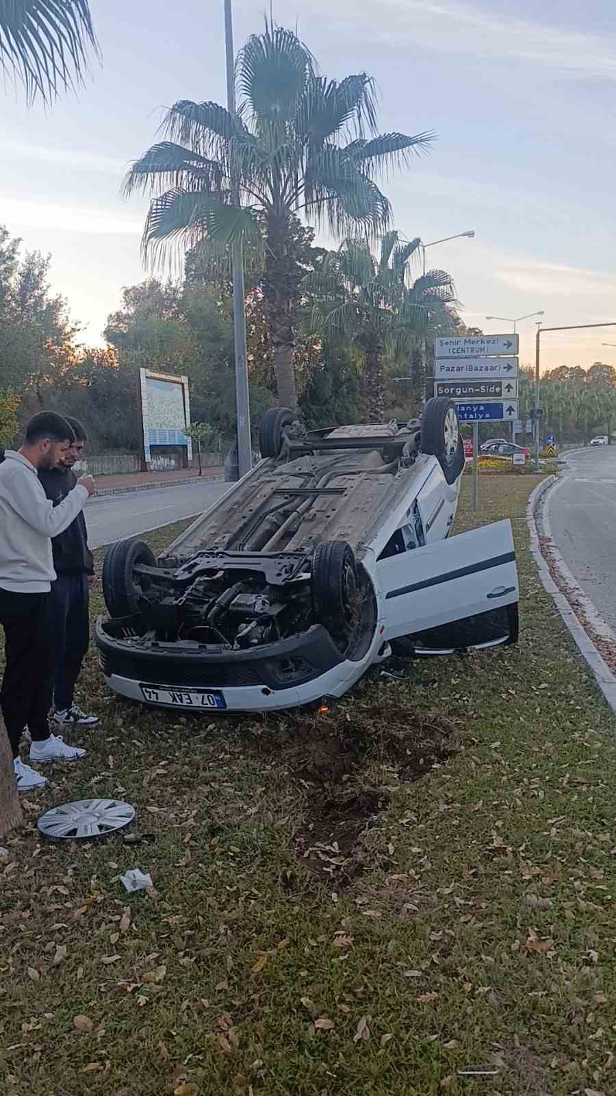 Antalya’da refüje çarpıp ters dönen araçtan ayakta çıktı 7 antalyada refuje carpip ters donen aractan ayakta cikti 3 LiLXCnjC