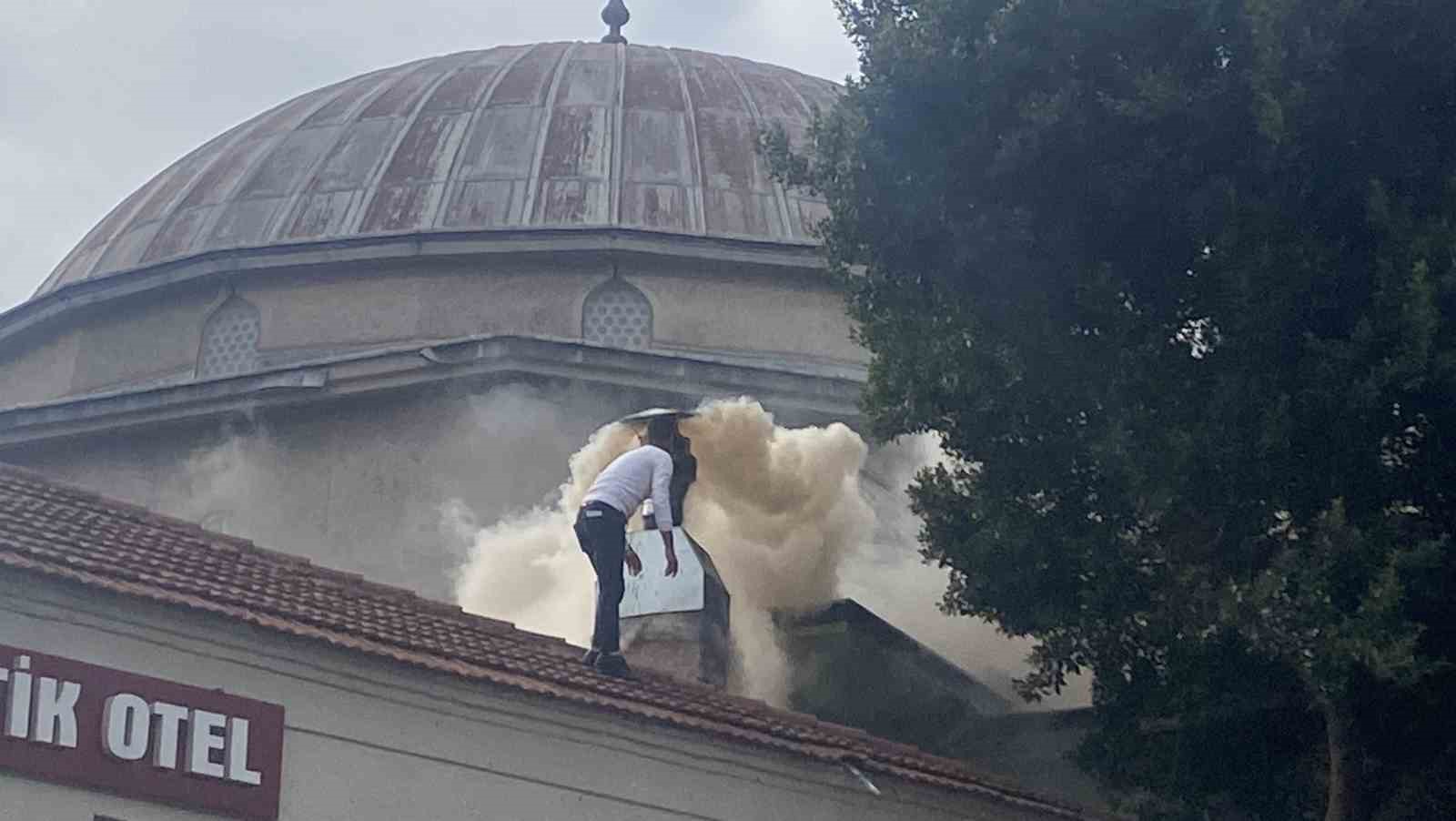 Antalya’da restoran bacasındaki yangın sokağı dumana boğdu 6 antalyada restoran bacasindaki yangin sokagi dumana bogdu 2 L4dTj4b6