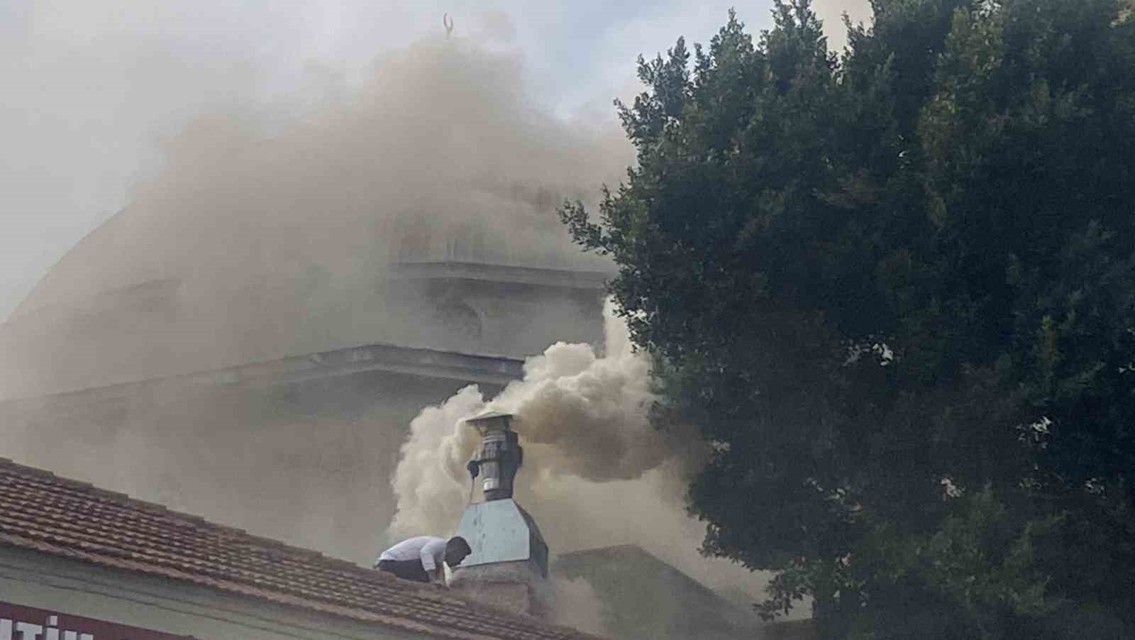 Antalya’da restoran bacasındaki yangın sokağı dumana boğdu 8 antalyada restoran bacasindaki yangin sokagi dumana bogdu 4 eW41AyUj