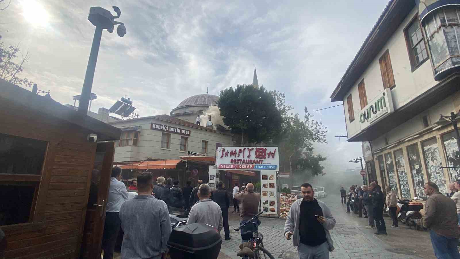 Antalya’da restoran bacasındaki yangın sokağı dumana boğdu 9 antalyada restoran bacasindaki yangin sokagi dumana bogdu 5 EWjlLlwy
