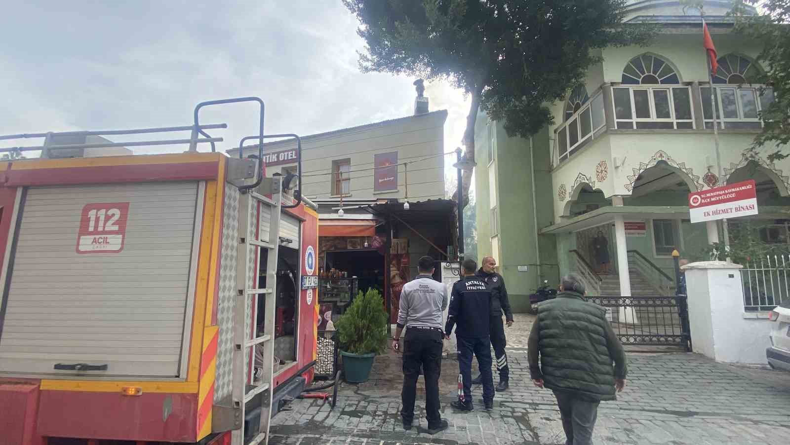 Antalya’da restoran bacasındaki yangın sokağı dumana boğdu 10 antalyada restoran bacasindaki yangin sokagi dumana bogdu 6 blbsEUOU