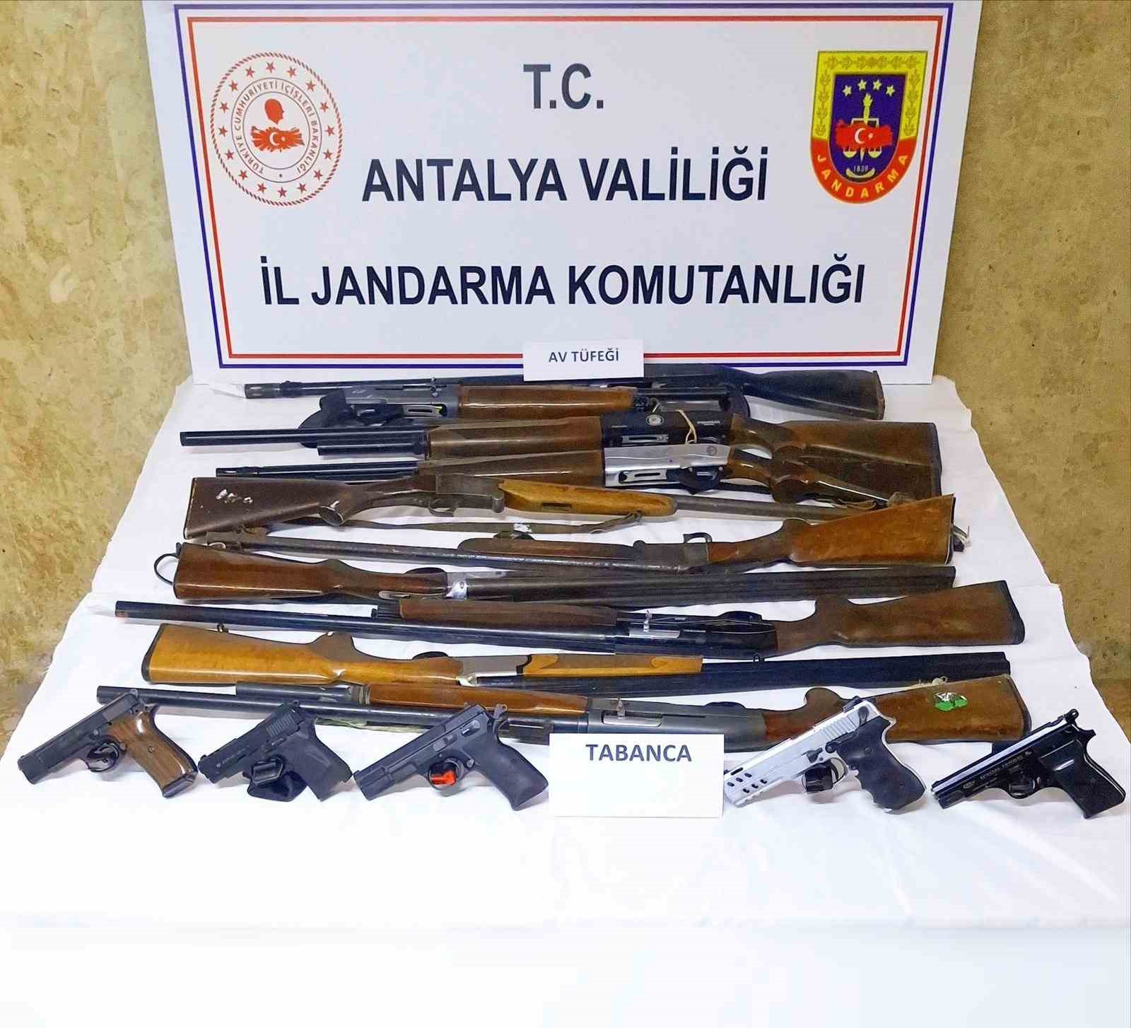 antalyada ruhsatsiz silah operasyonu 15 silah ele gecirildi 0 ZZn6fnHO