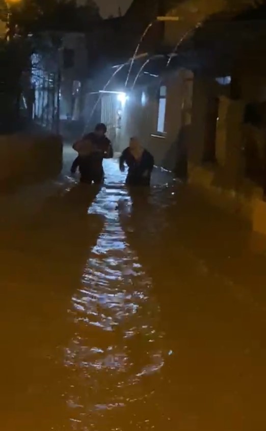 Antalya’da sağanak hayatı felç etti: İş yerleri su basan esnaf sabahın ilk ışığıyla temizliğe başladı 16 antalyada saganak hayati felc etti is yerleri su basan esnaf sabahin ilk isigiyla temizlige 15v7HM8j