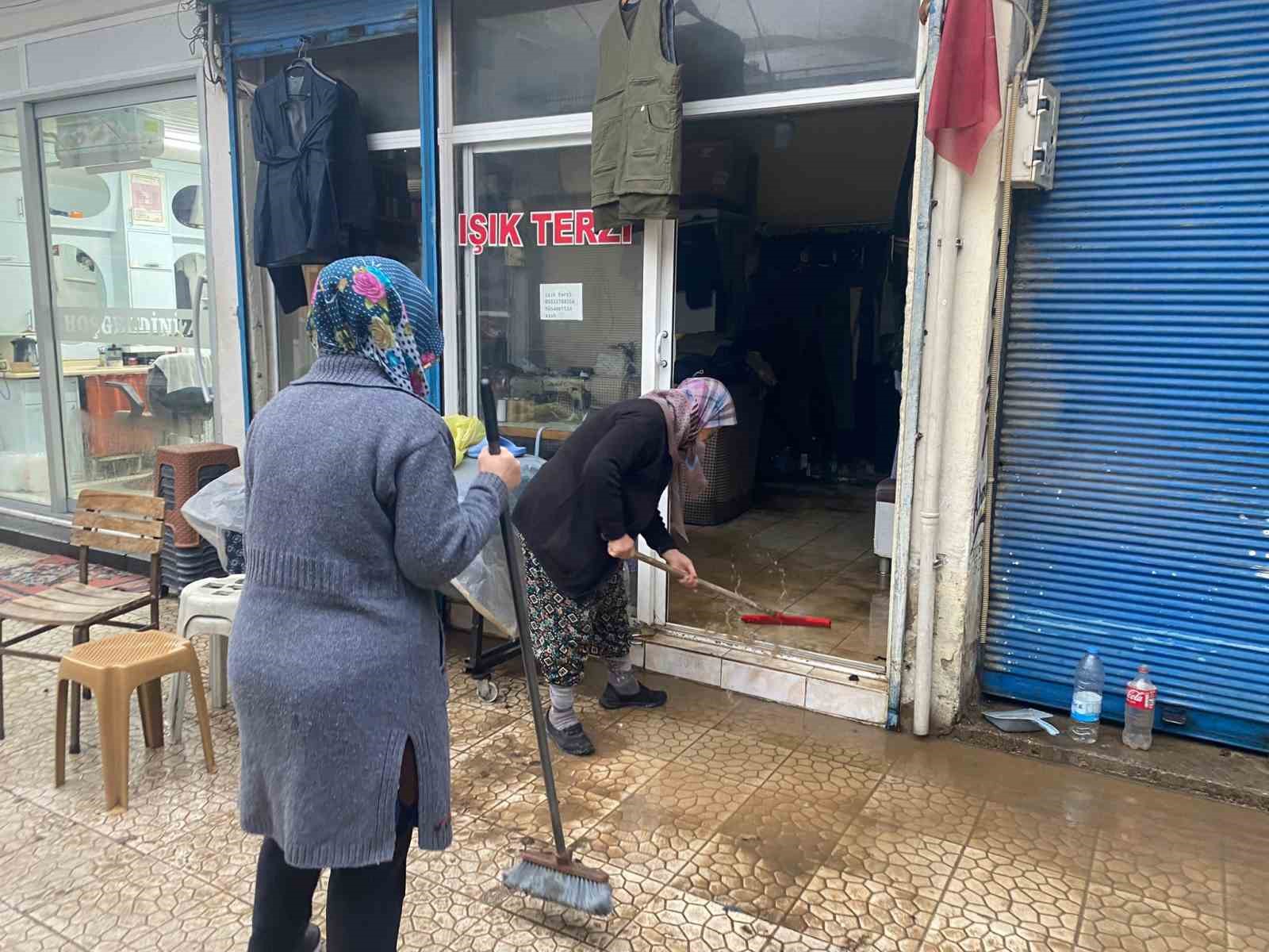 Antalya’da sağanak hayatı felç etti: İş yerleri su basan esnaf sabahın ilk ışığıyla temizliğe başladı 12 antalyada saganak hayati felc etti is yerleri su basan esnaf sabahin ilk isigiyla temizlige 3rA2hZBZ