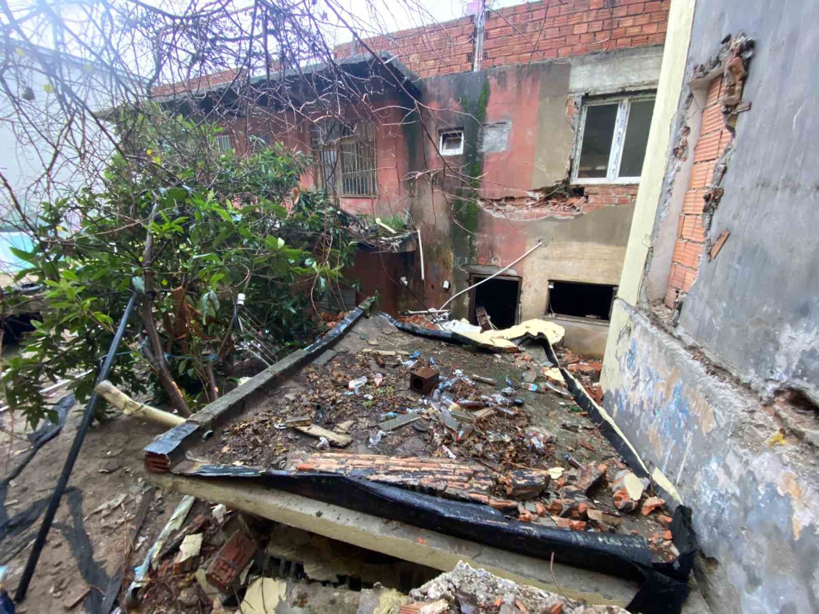 Antalya’da sağanak hayatı felç etti: İş yerleri su basan esnaf sabahın ilk ışığıyla temizliğe başladı 14 antalyada saganak hayati felc etti is yerleri su basan esnaf sabahin ilk isigiyla temizlige CnZ8F1fP