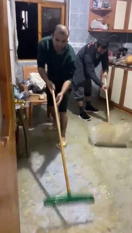 Antalya’da sağanak hayatı felç etti: İş yerleri su basan esnaf sabahın ilk ışığıyla temizliğe başladı 17 antalyada saganak hayati felc etti is yerleri su basan esnaf sabahin ilk isigiyla temizlige RdFUCQtY