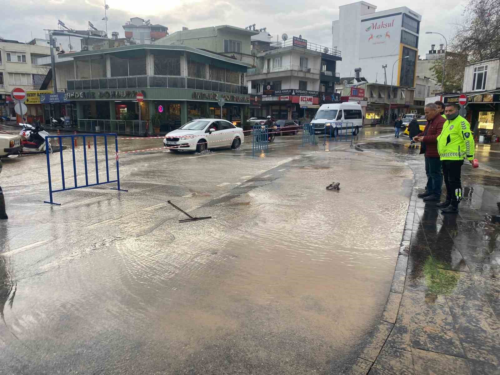 Antalya’da sağanak hayatı felç etti: İş yerleri su basan esnaf sabahın ilk ışığıyla temizliğe başladı 10 antalyada saganak hayati felc etti is yerleri su basan esnaf sabahin ilk isigiyla temizlige T6UkTLLm