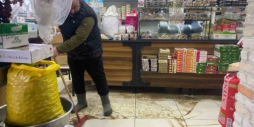 antalyada-saganak-hayati-felc-etti-is-yerleri-su-basan-esnaf-sabahin-ilk-isigiyla-temizlige-TlUBiLQj.jpg