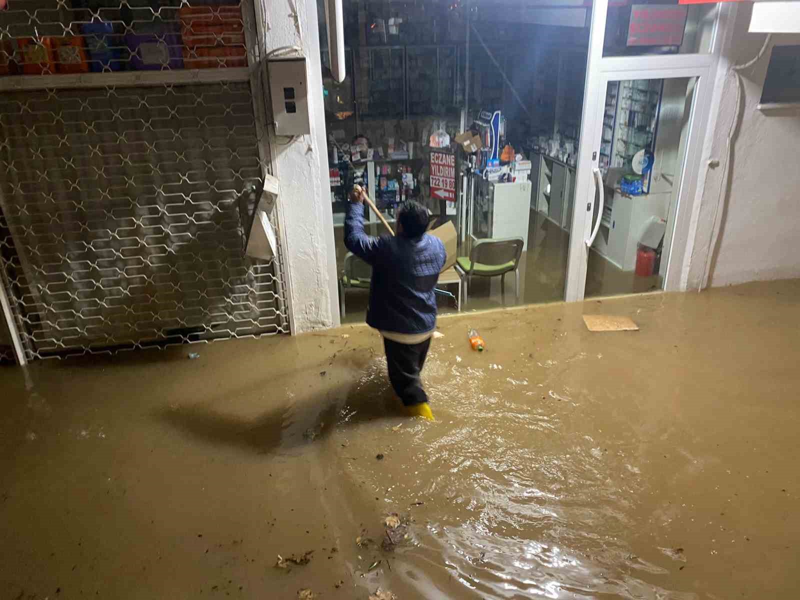 Antalya’da sağanak hayatı felç etti: İş yerleri su basan esnaf sabahın ilk ışığıyla temizliğe başladı 6 antalyada saganak hayati felc etti is yerleri su basan esnaf sabahin ilk isigiyla temizlige Y1SkhdDz