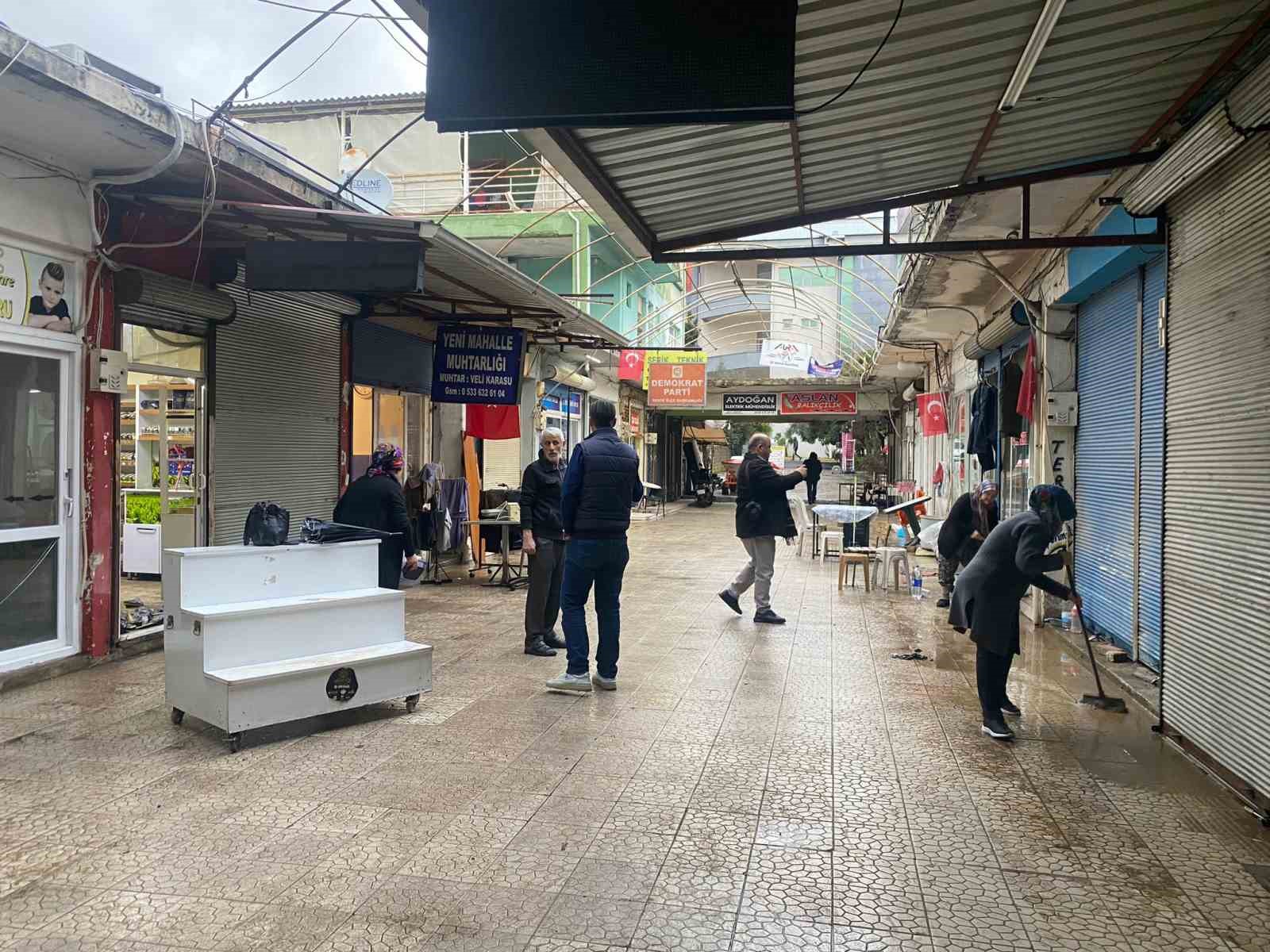 Antalya’da sağanak hayatı felç etti: İş yerleri su basan esnaf sabahın ilk ışığıyla temizliğe başladı 11 antalyada saganak hayati felc etti is yerleri su basan esnaf sabahin ilk isigiyla temizlige