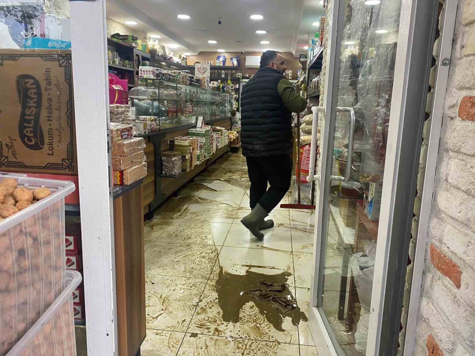 Antalya’da sağanak hayatı felç etti: İş yerleri su basan esnaf sabahın ilk ışığıyla temizliğe başladı 9 antalyada saganak hayati felc etti is yerleri su basan esnaf sabahin ilk isigiyla temizlige pfBe9ZG7